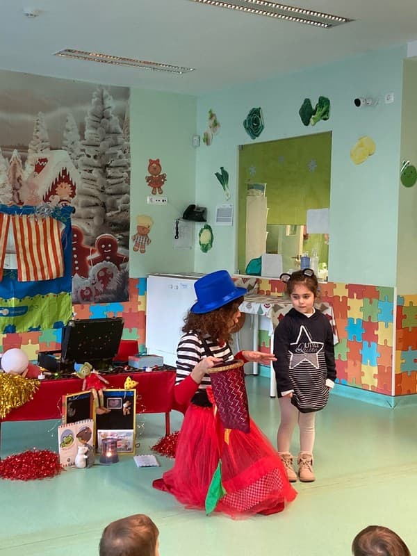Externato Pica-Pau recebe espetáculo de magia — foto 1