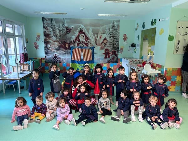 Externato Pica-Pau recebe espetáculo de magia — foto 2