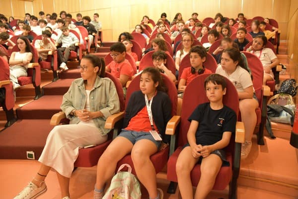 Alunos do Externato Pica-Pau assistiram à apresentação do livro “Eu escolho crescer com saúde” — foto 1