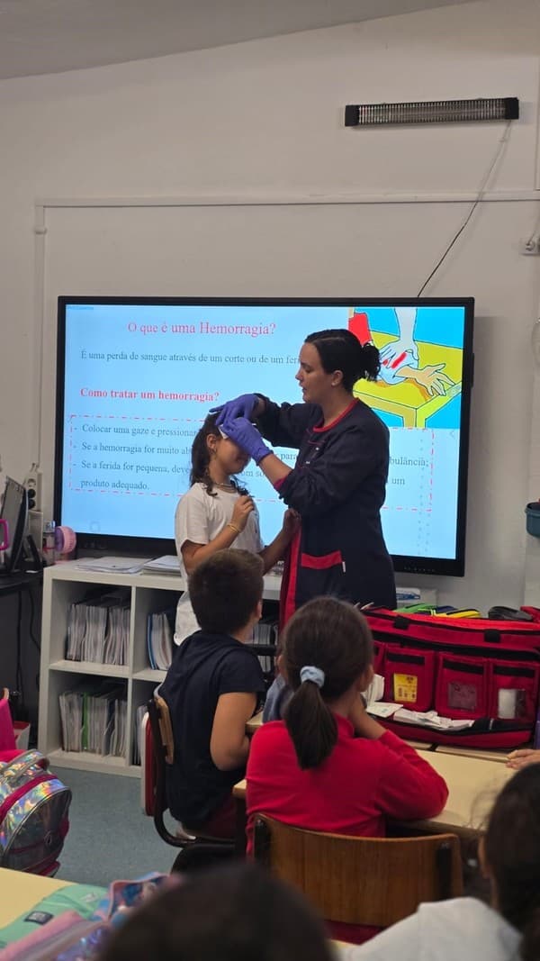 “Aprender a Salvar Vidas” - Primeiros socorros na turma do 3° ano — foto 3