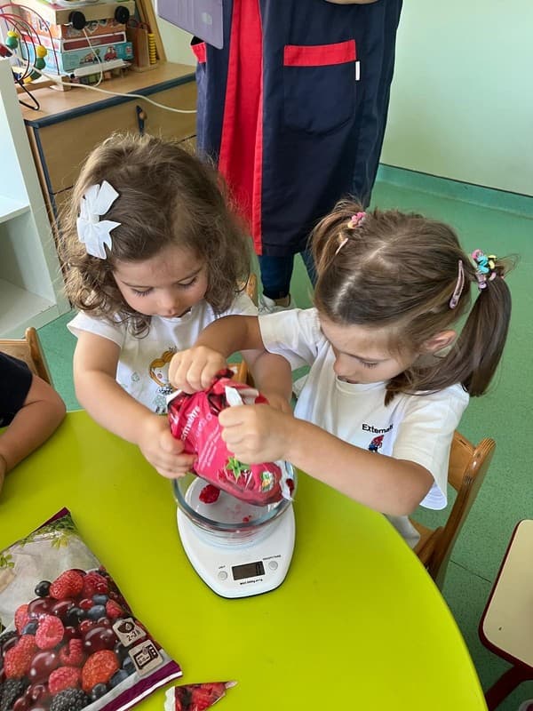Sala dos 2 anos prepara gelado saudável — foto 11