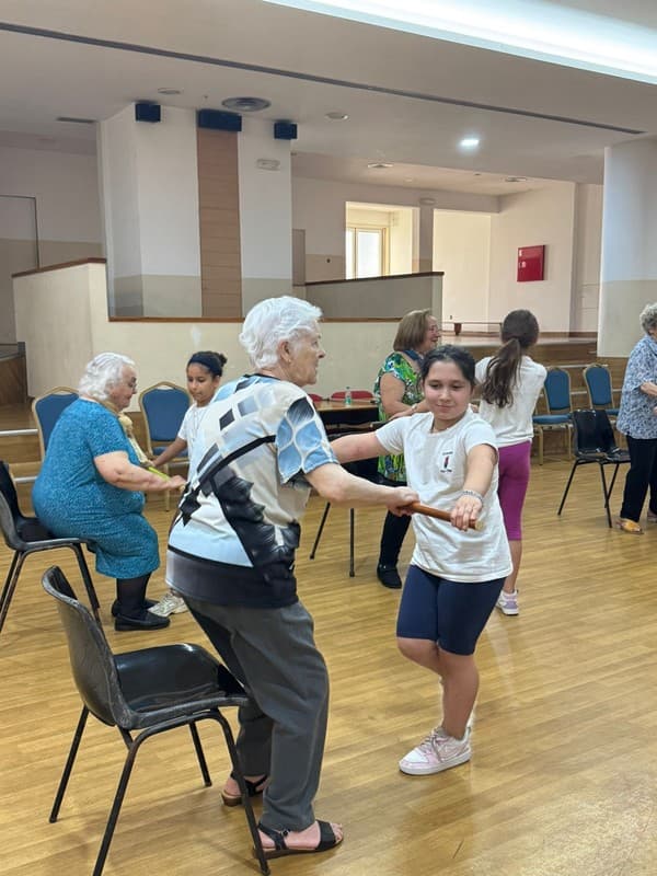 Alunos do 4.ºB do Externato Pica-Pau partilharam uma aula especial com os "Avós" do Centro Comunitário da Ramada — foto 1