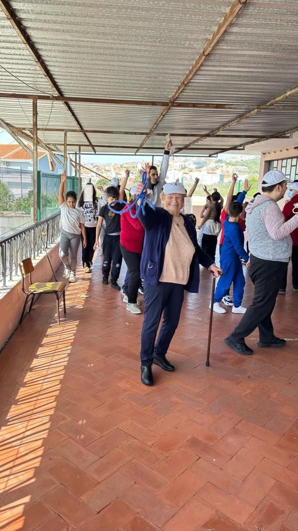 Um Encontro Especial: Utentes do Centro de Dia da Ramada e os Alunos do 4.º B — foto 2