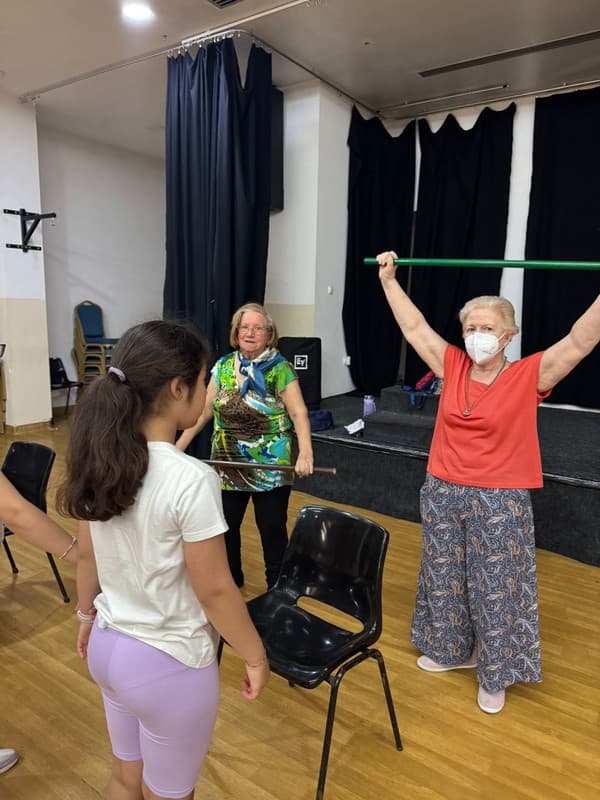Alunos do 4.ºB do Externato Pica-Pau partilharam uma aula especial com os "Avós" do Centro Comunitário da Ramada — foto 11