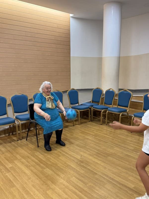 Alunos do 4.ºB do Externato Pica-Pau partilharam uma aula especial com os "Avós" do Centro Comunitário da Ramada — foto 13