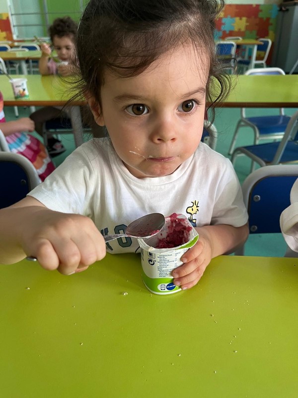 Sala dos 2 anos prepara gelado saudável