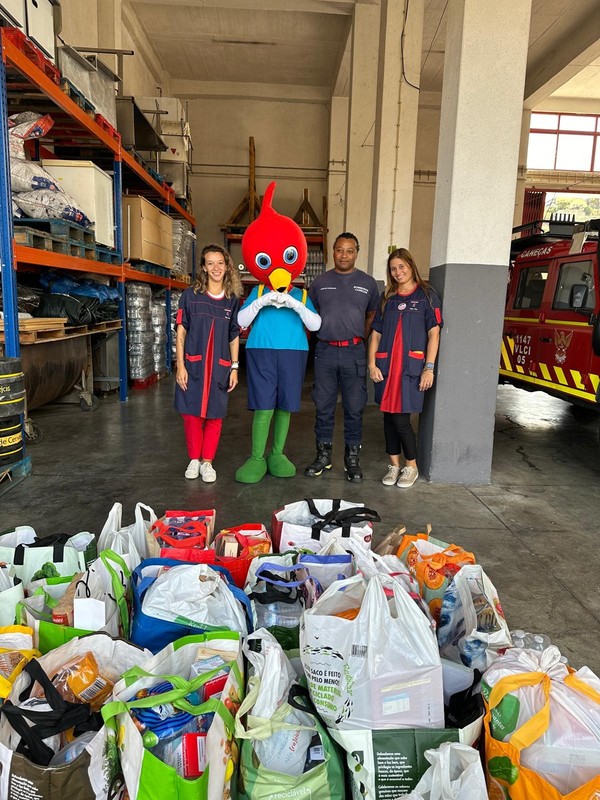 Externato Pica-Pau entrega bens aos Bombeiros Voluntários de Caneças
