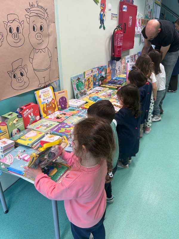 Externato Pica-Pau do Jardim da Amoreira recebe Feira do Livro