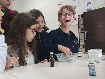 Turma do 4.º ano em visita à Semana da Ciência