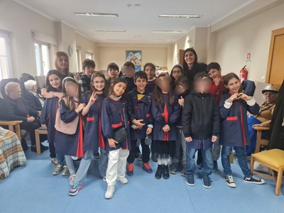 Alunos do 4.º A visitam Centro de Dia do CCPR