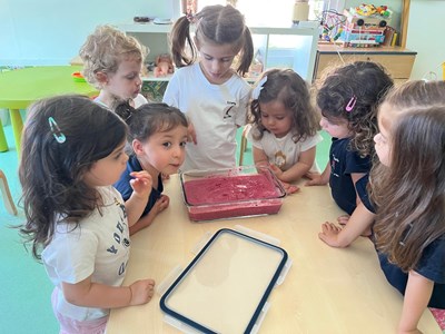 Sala dos 2 anos prepara gelado saudável