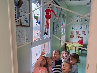 Elfo Serafim visita as salas dos Leõzinhos e a sala dos Arco-Íris